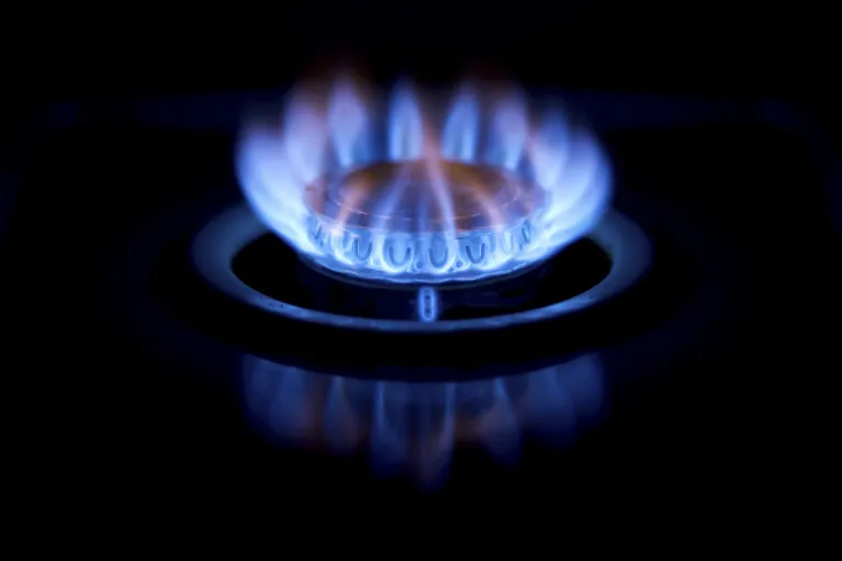 Niebieski płomień kuchenki gazowej