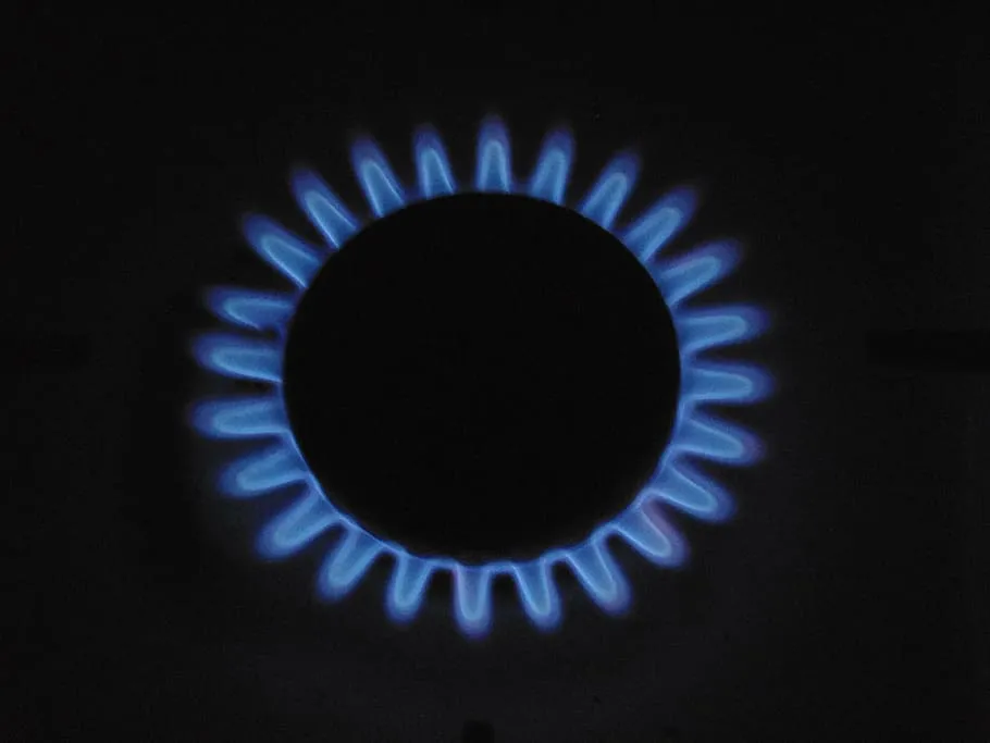 Niebieski płomień kuchenki gazowej